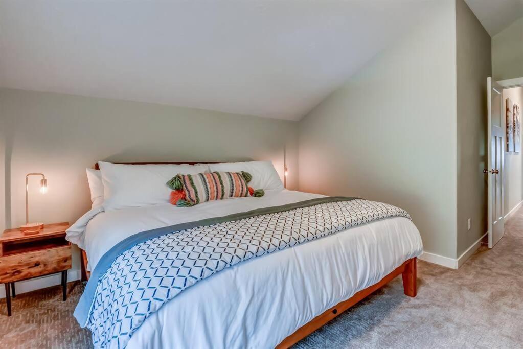 New Tri-Level Home With Ocean View And 3 En-Suite Bedrooms! Depoe Bay Eksteriør billede