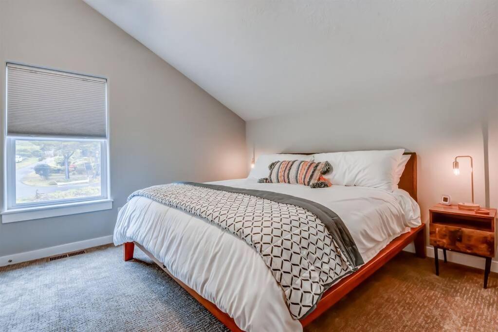 New Tri-Level Home With Ocean View And 3 En-Suite Bedrooms! Depoe Bay Eksteriør billede