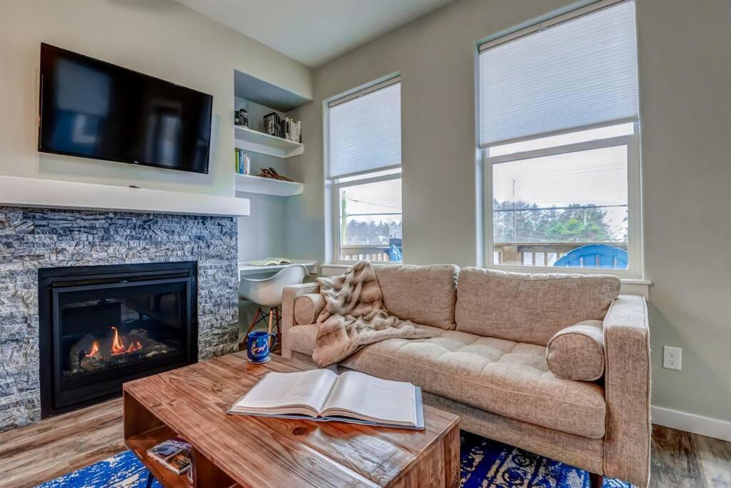 New Tri-Level Home With Ocean View And 3 En-Suite Bedrooms! Depoe Bay Eksteriør billede