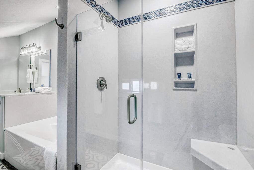 New Tri-Level Home With Ocean View And 3 En-Suite Bedrooms! Depoe Bay Eksteriør billede