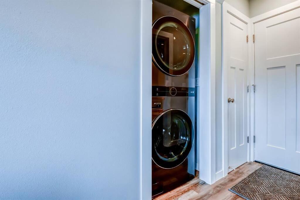 New Tri-Level Home With Ocean View And 3 En-Suite Bedrooms! Depoe Bay Eksteriør billede