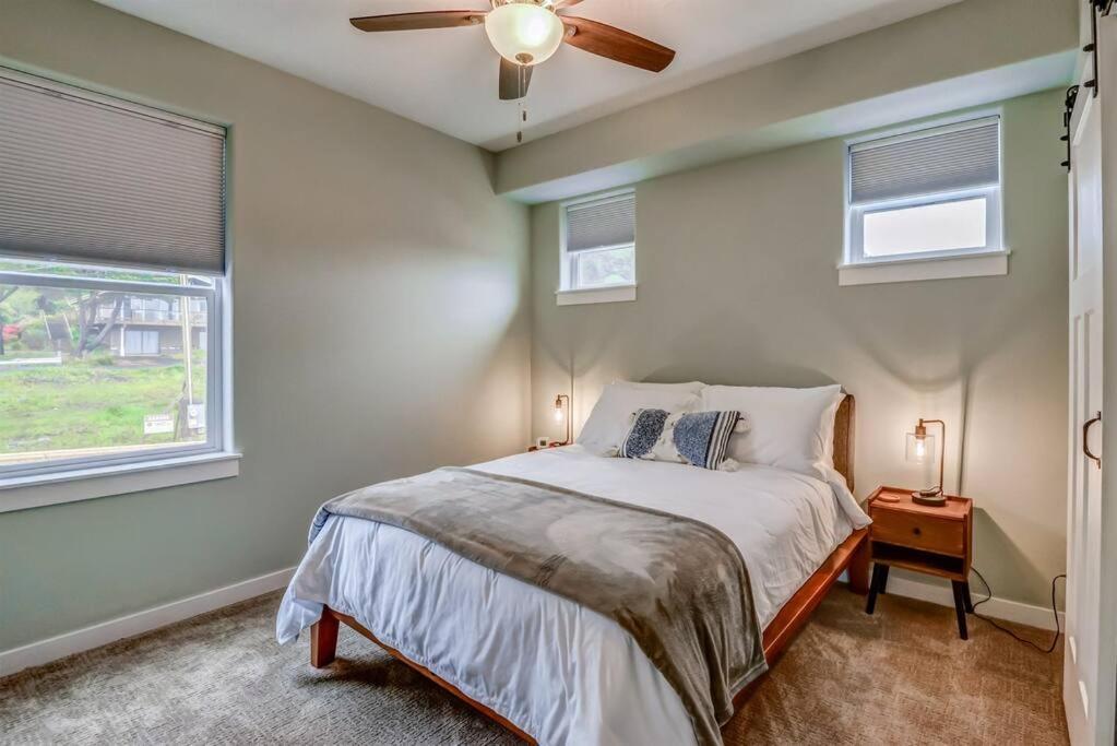 New Tri-Level Home With Ocean View And 3 En-Suite Bedrooms! Depoe Bay Eksteriør billede