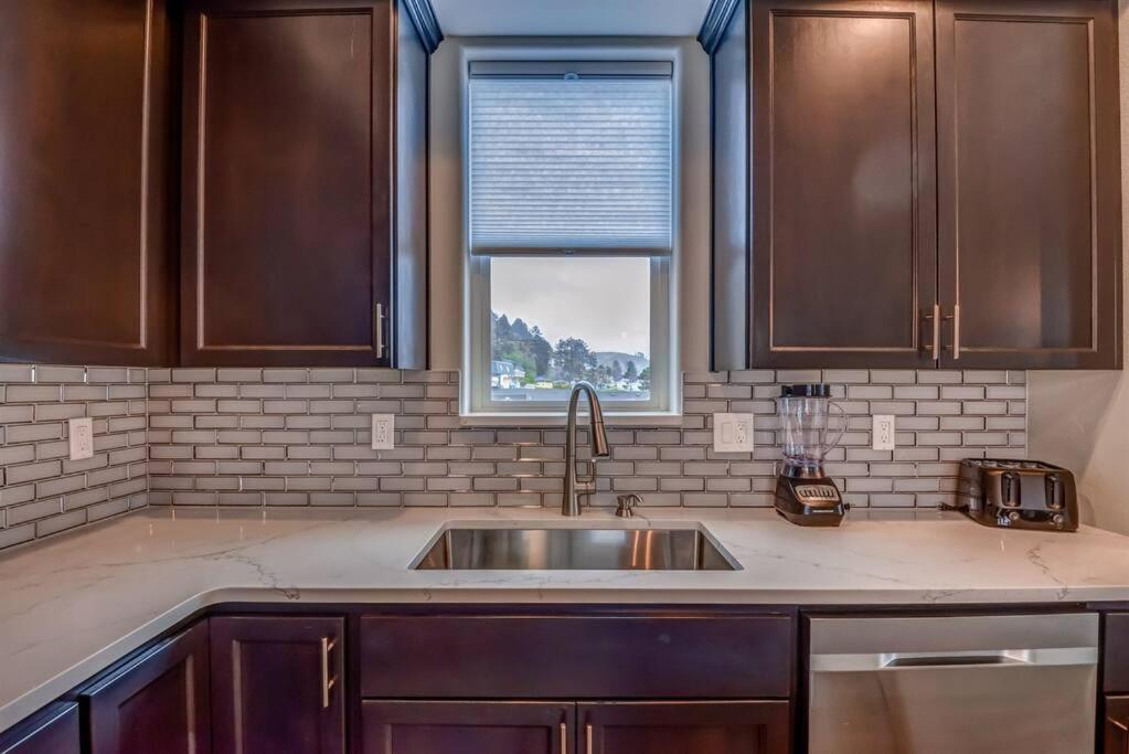 New Tri-Level Home With Ocean View And 3 En-Suite Bedrooms! Depoe Bay Eksteriør billede