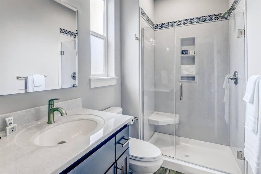 New Tri-Level Home With Ocean View And 3 En-Suite Bedrooms! Depoe Bay Eksteriør billede