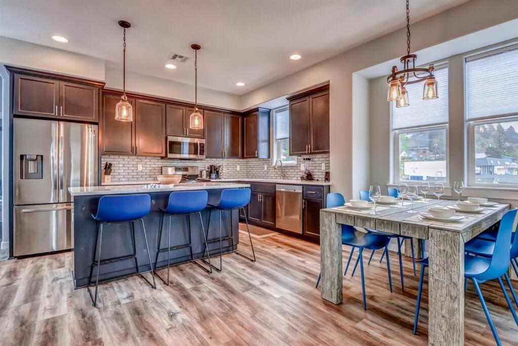 New Tri-Level Home With Ocean View And 3 En-Suite Bedrooms! Depoe Bay Eksteriør billede