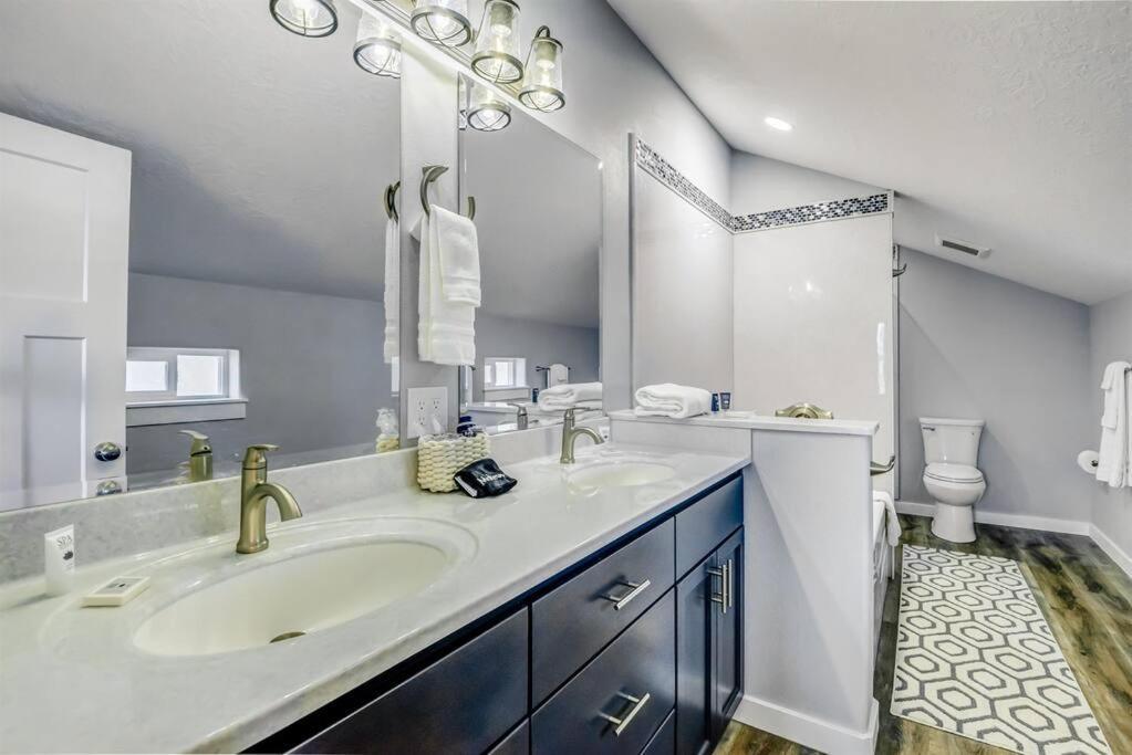 New Tri-Level Home With Ocean View And 3 En-Suite Bedrooms! Depoe Bay Eksteriør billede